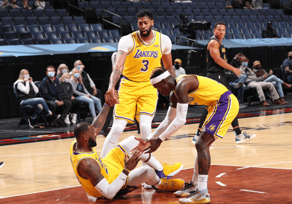 NBA湖人终场争议三分绝杀快船，终结对手七连胜登顶西部引热议